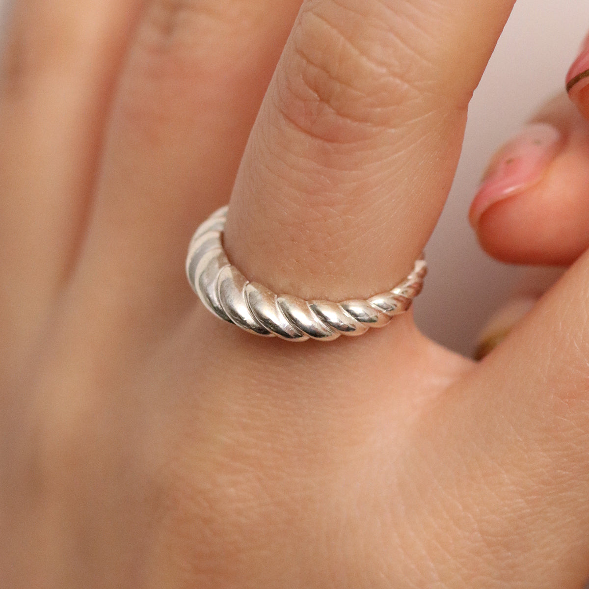 Oval Shaped Screw Band Ring