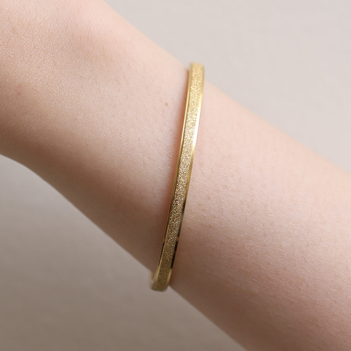 Delicate Thin Glitter Bangle featuring a subtle glitter finish for a touch of sparkle, crafted for minimalist elegance and all-day comfort—perfect worn alone or stacked.