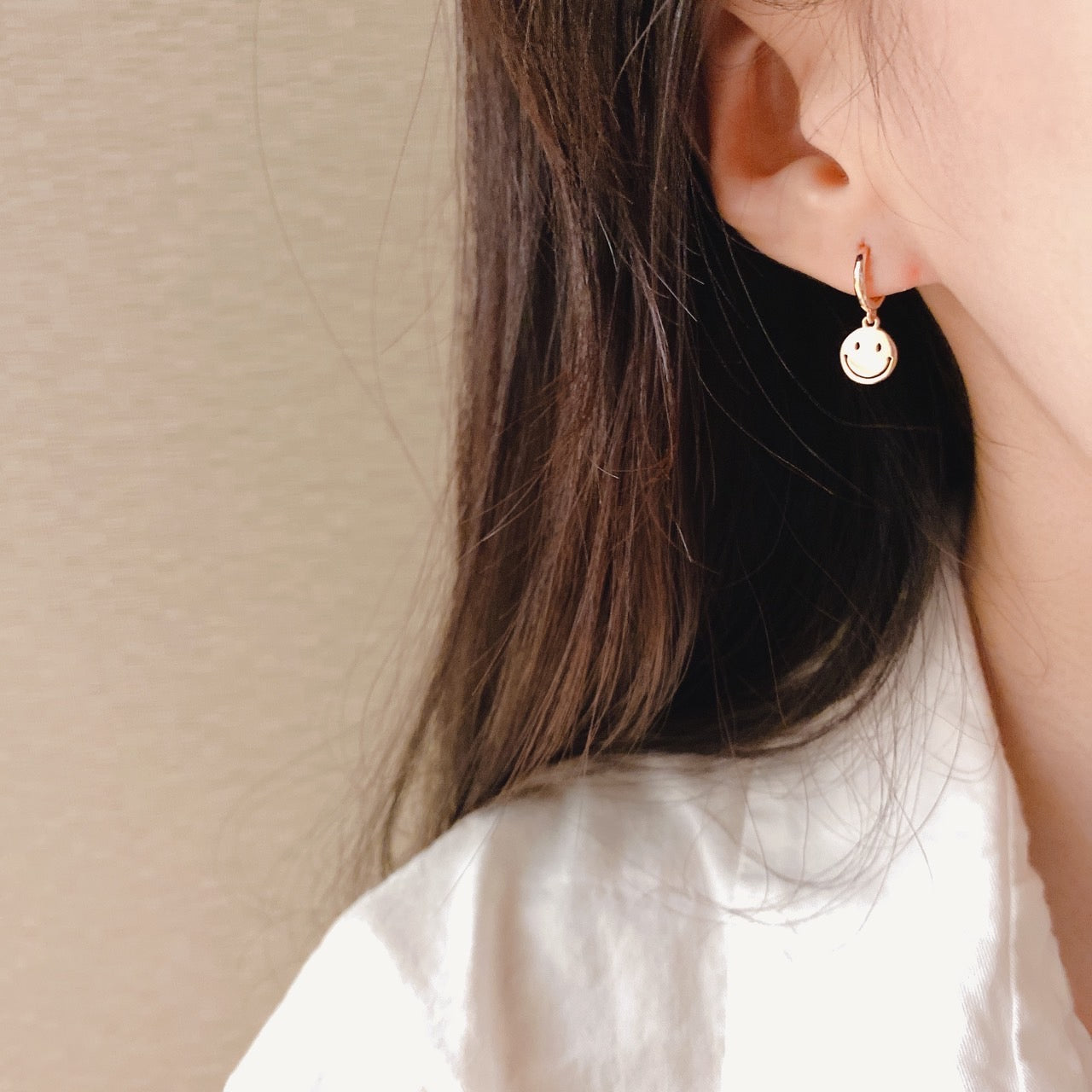 Smile huggie one touch earrings