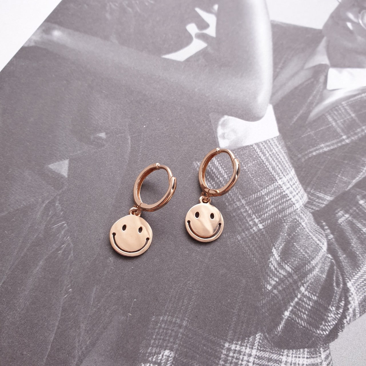 Smile huggie one touch earrings