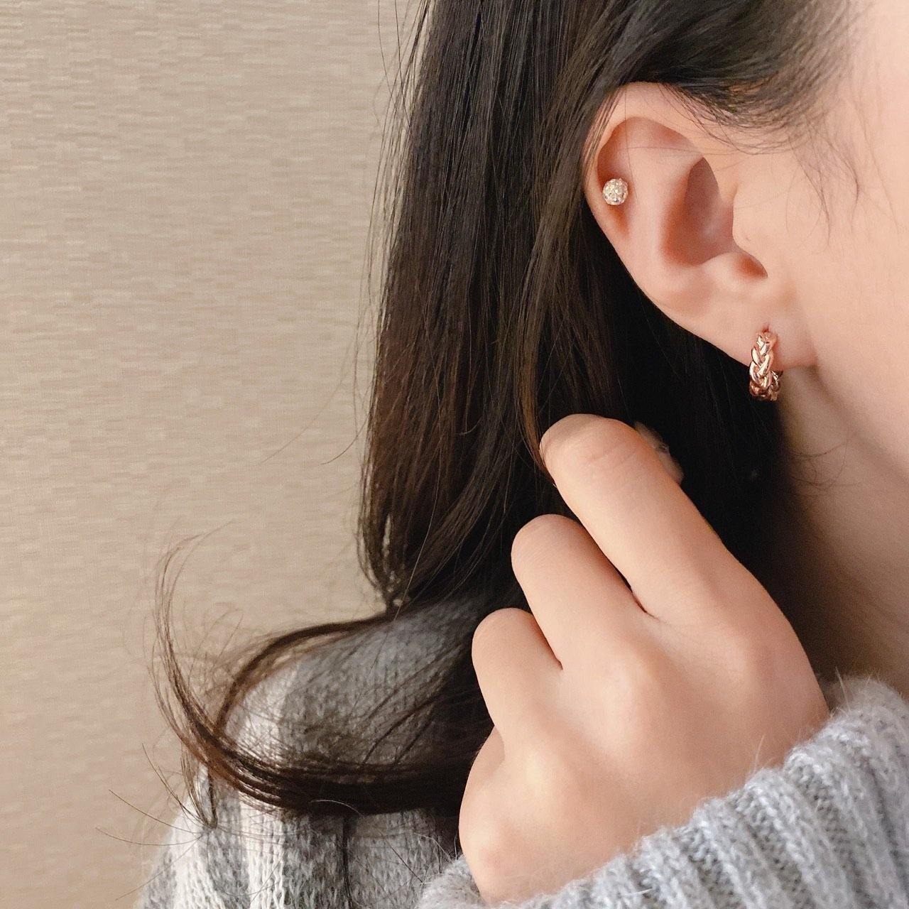 15mm knot huggie earrings (pair) - NABILONDON