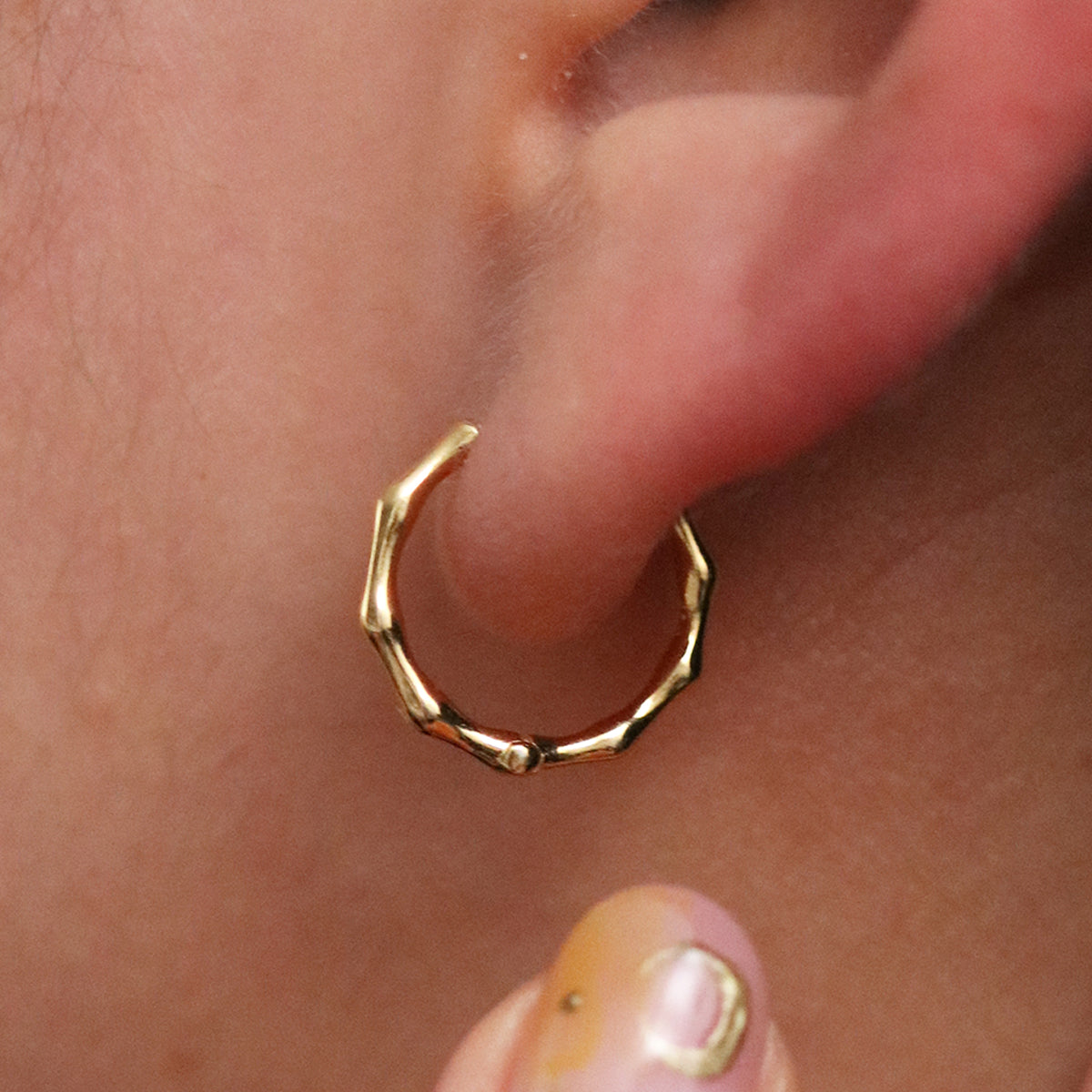 Slim wavy hoop earrings