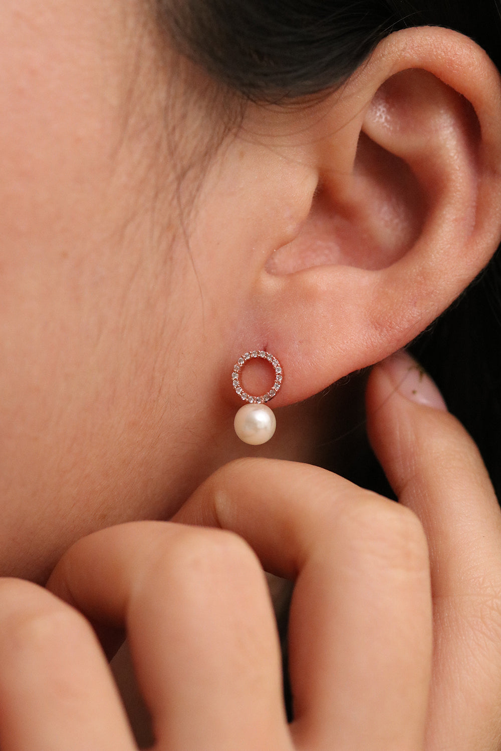 Circle pearl drop earrings