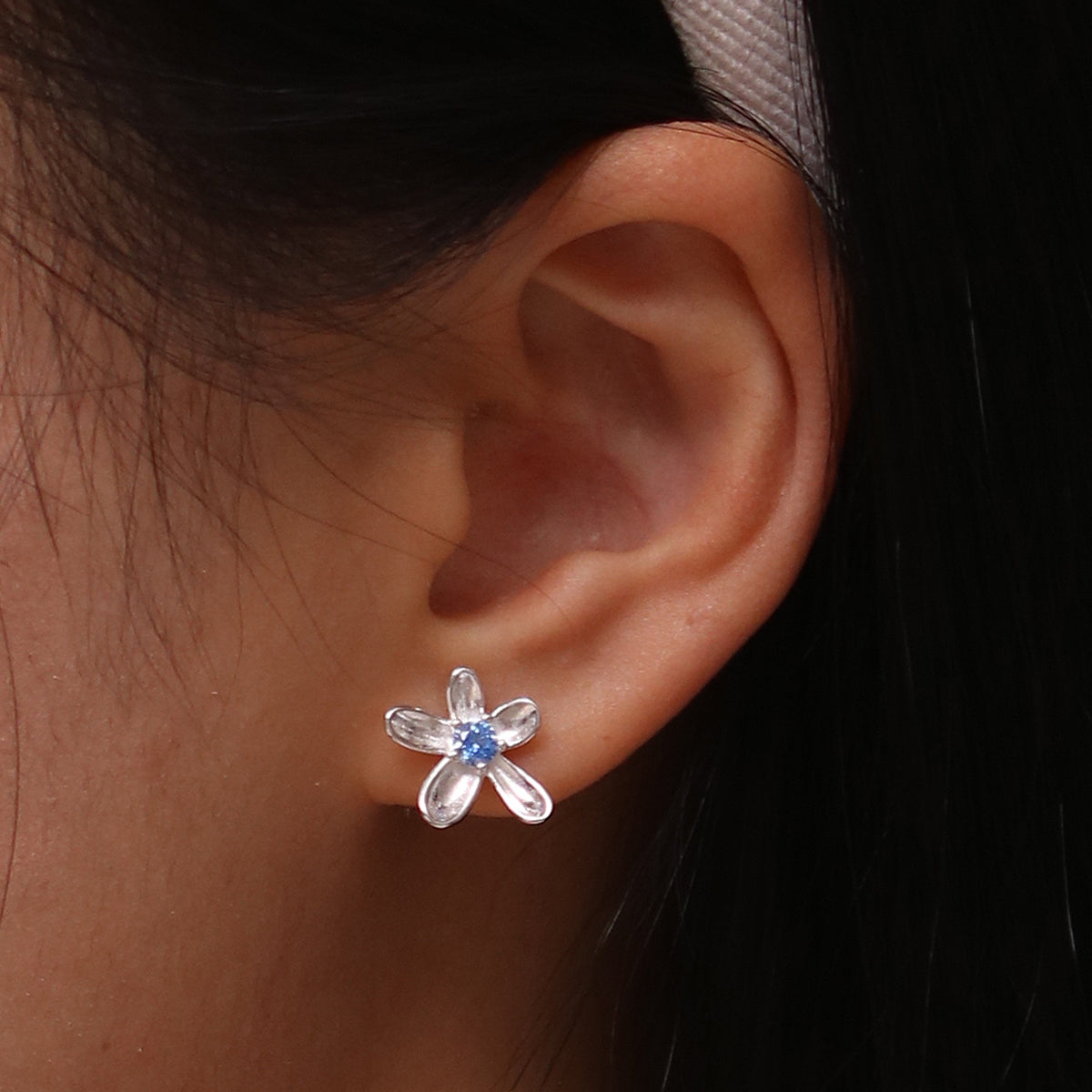 Blue daisy earrings