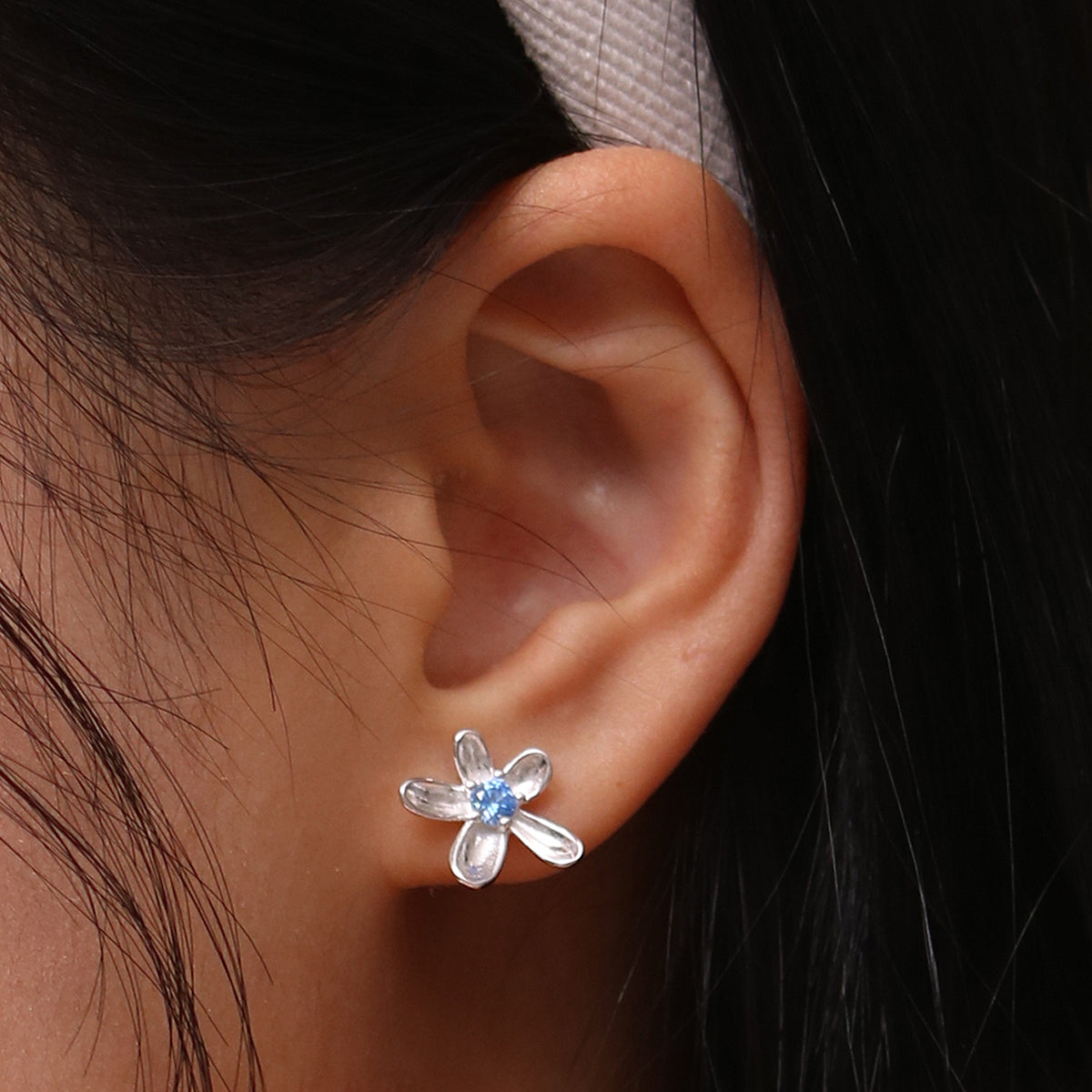 Blue daisy earrings