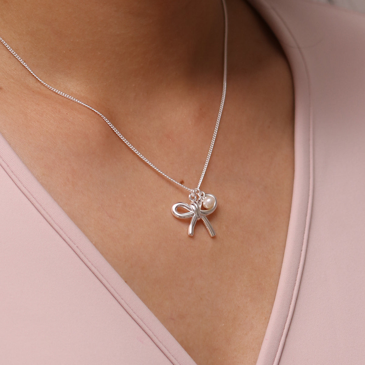 Pearl bow necklace