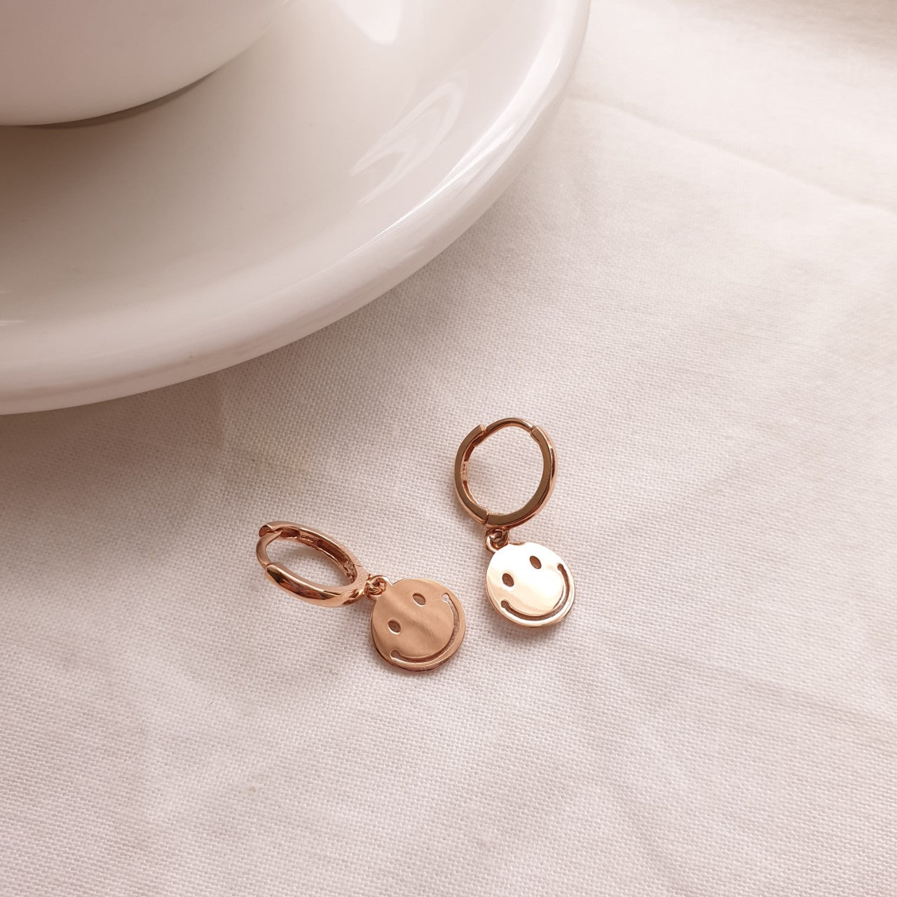 Smile huggie one touch earrings