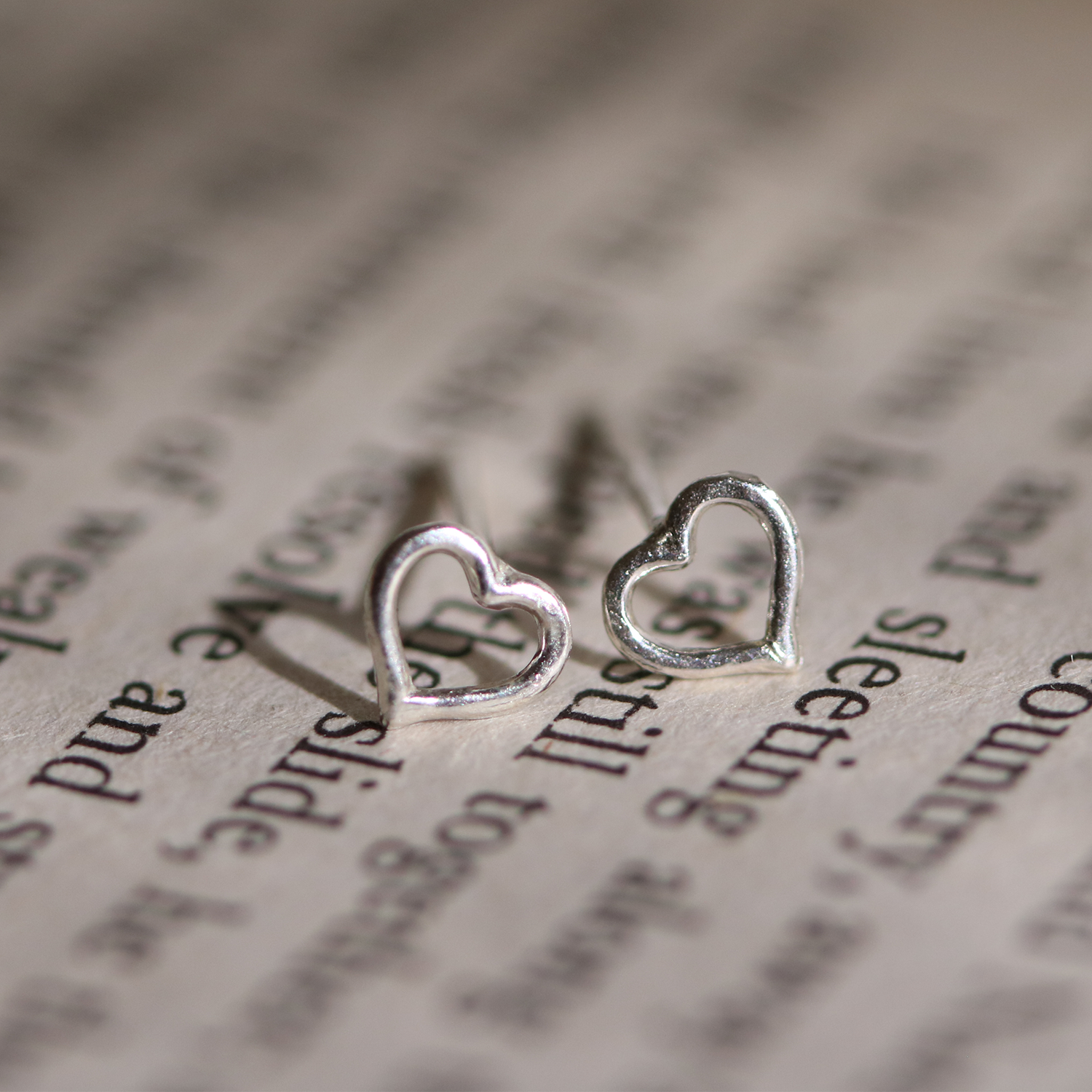 Line heart stud earrings