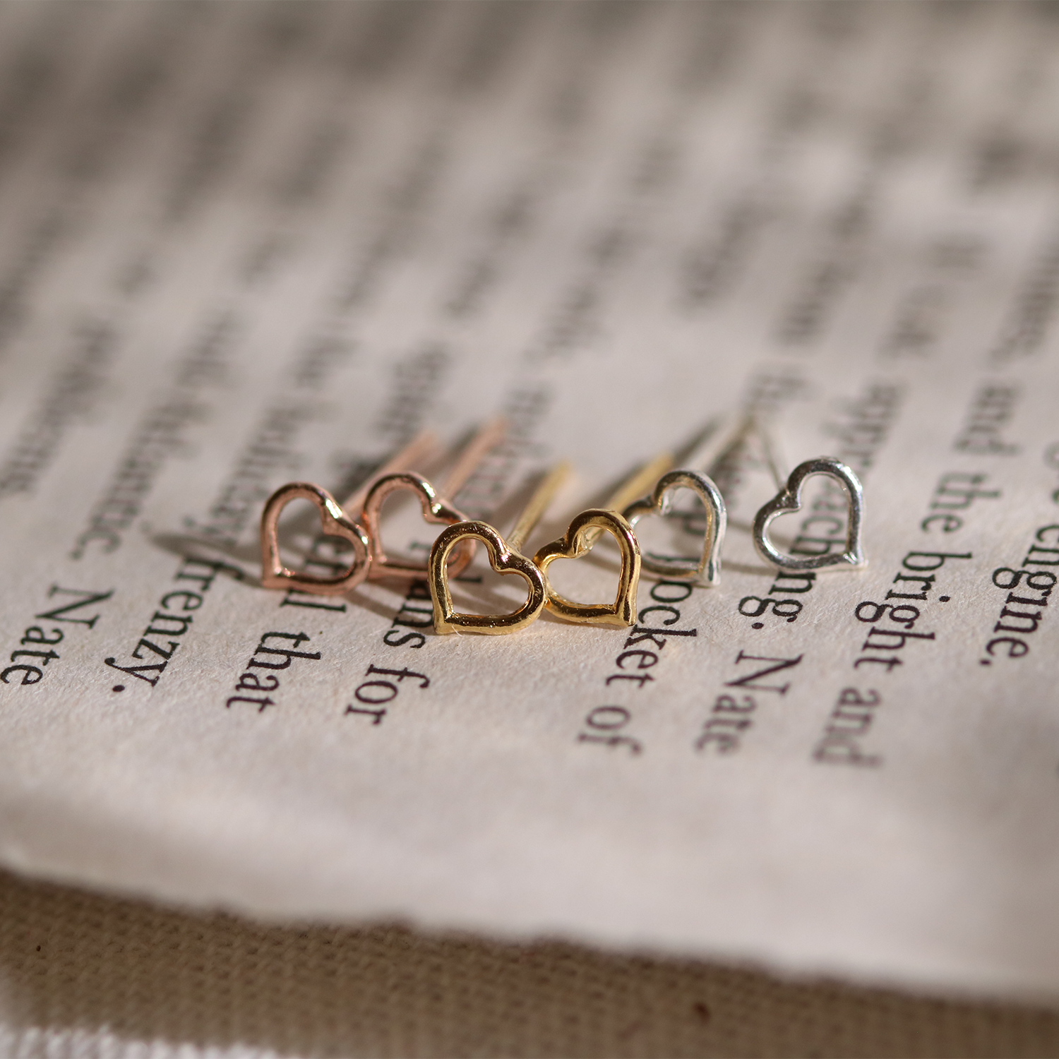 Line heart stud earrings