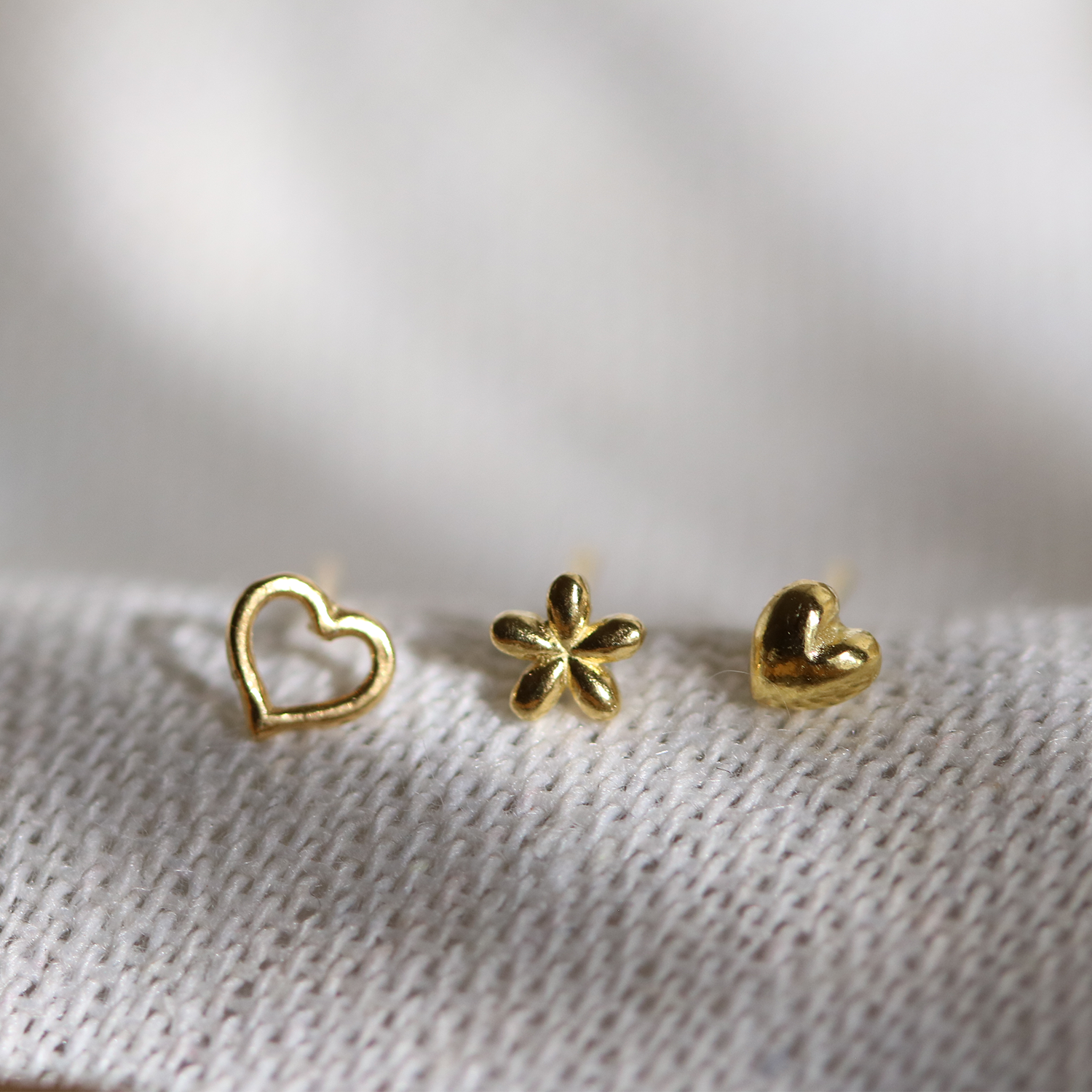 Line heart stud earrings