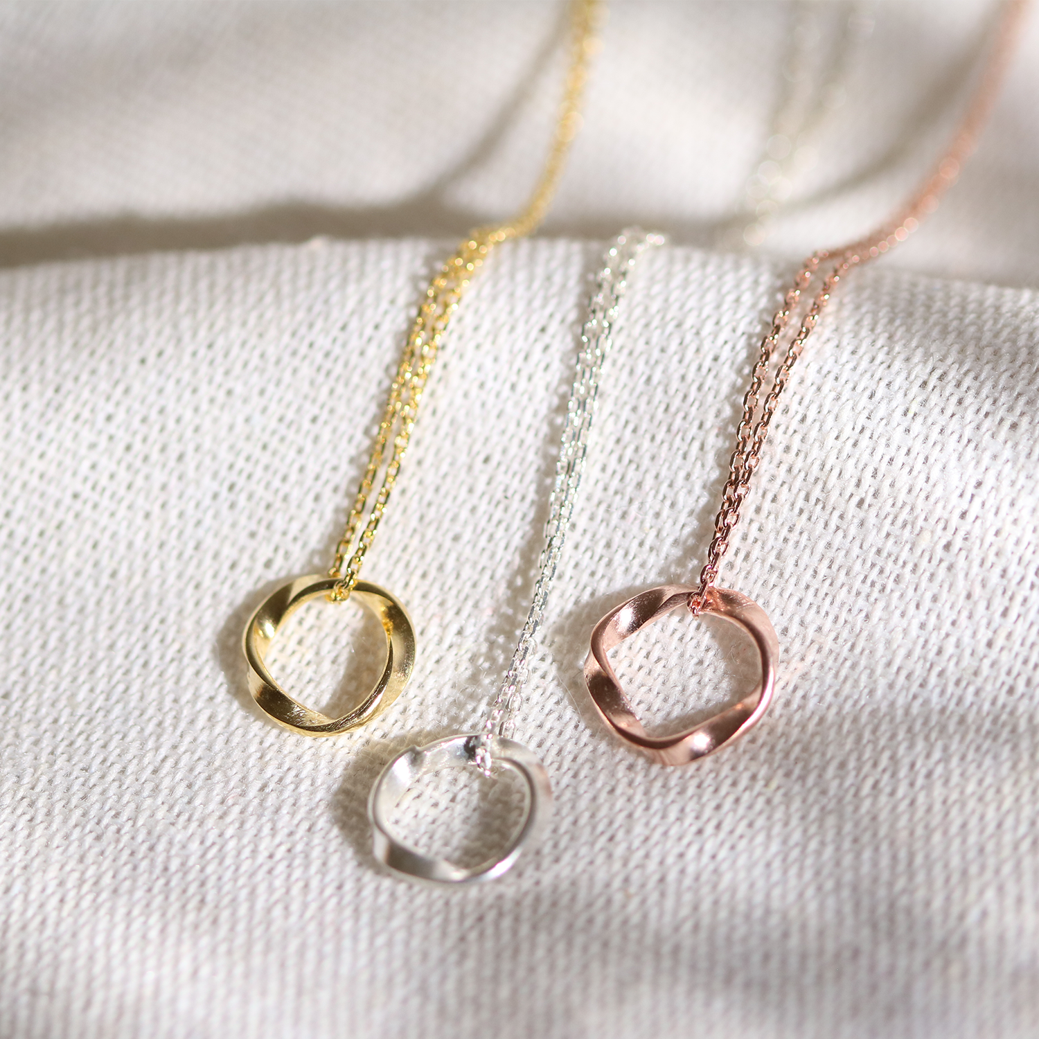 Twisted circle pendant necklace