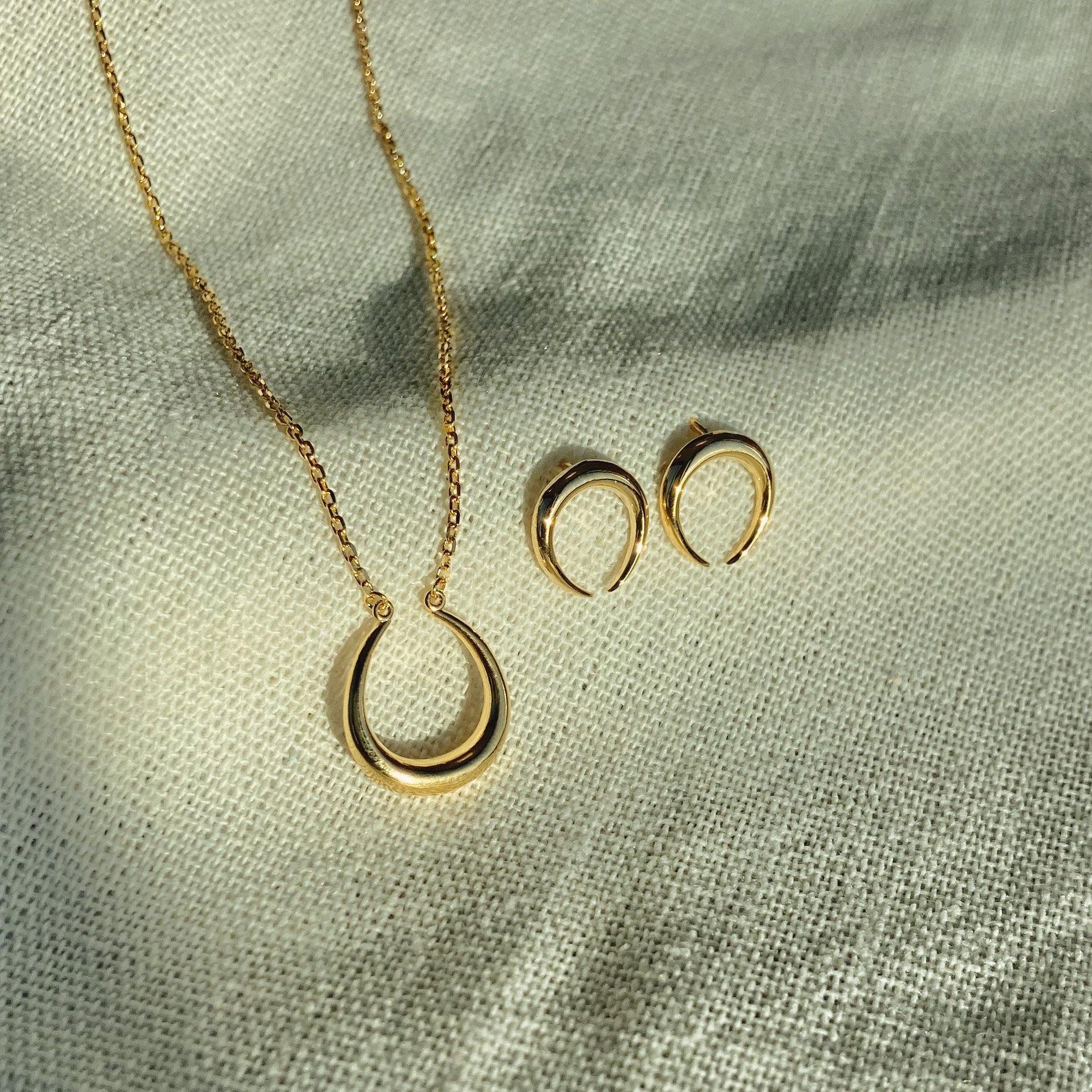 Horseshoe style necklace - NABILONDON