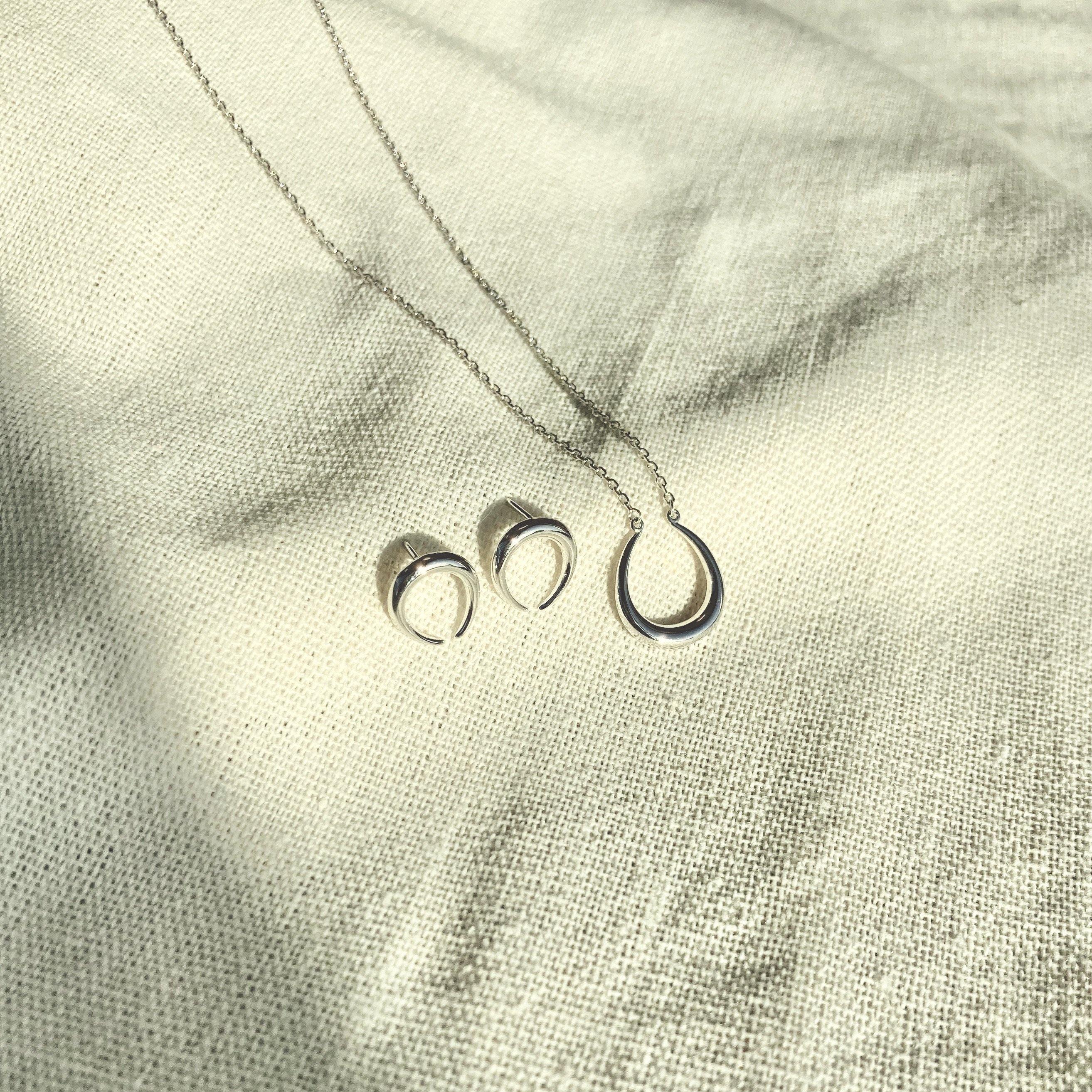 Horseshoe style necklace - NABILONDON